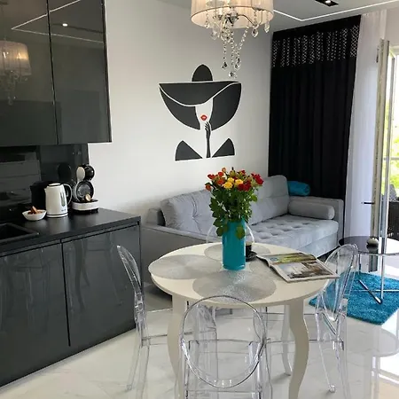Luxury - 3 Lakes Apartment